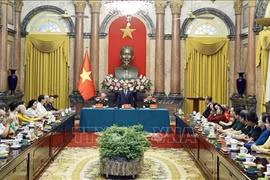 Presidente vietnamita aprecia aportes de personas con méritos revolucionarios