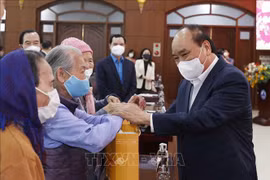 Presidente de Vietnam obsequia regalos del Tet a hogares pobres en ciudad de Da Nang