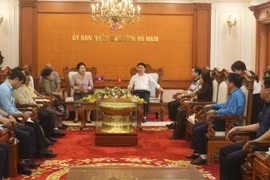 Delegación de la Federación de Sindicatos de Laos visita provincia de Ha Nam