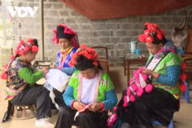 Trajes únicos y sofisticados de las mujeres del grupo étnico Mong Blanco