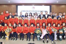 Entregan premios a selección femenina de fútbol de Vietnam por sus excelentes logros