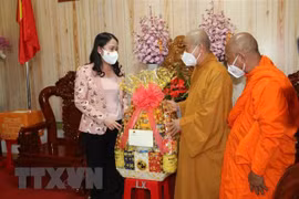 Vicepresidenta vietnamita entrega regalos a pobladores de Tra Vinh en ocasión del Tet