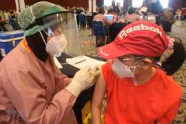 Indonesia fija objetivo de vacunar a toda la población en marzo