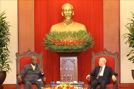 Máximo dirigente vietnamita recibe a presidente de Uganda