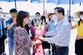 Presidenta griega visita Bahía de Ha Long de Vietnam