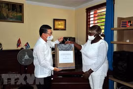 Entregan obsequios a escuelas cubanas con nombres de héroes vietnamitas