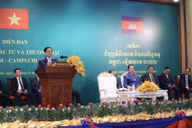 Premieres de Vietnam y Camboya asisten al Foro de promoción de comercio e inversiones