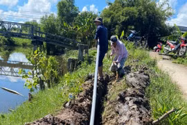 Hogares en zonas afectadas por intrusión salina en Ca Mau acceden a agua limpia