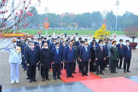 Dirigentes vietnamitas rinden homenaje al Presidente Ho Chi Minh