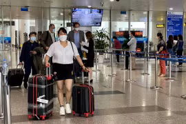 Vietnam acoge primer vuelo de viajeros foráneos tras reapertura completa del turismo