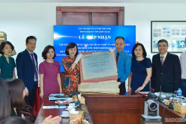 Reciben álbumes de fotos de industrias en Vietnam a principios del siglo XX