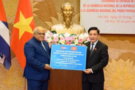 Asamblea Nacional de Vietnam entrega obsequios a órgano legislativo de Cuba