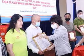 Ciudad Ho Chi Minh honra a voluntarios en lucha contra el COVID-19