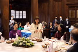 Presidenta griega asiste a fiesta del té ofrecida por vicepresidenta vietnamita