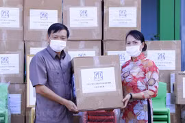 Entregan becas a estudiantes de la escuela bilingüe Nguyen Du en Laos