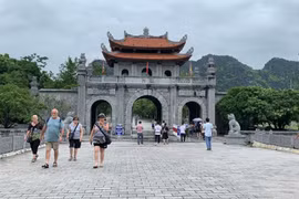 Crucero francés lleva a turistas extranjeros a la provincia de Thua Thien-Hue