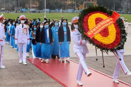 Delegadas del Congreso Nacional de Mujeres rinden tributo al Presidente Ho Chi Minh