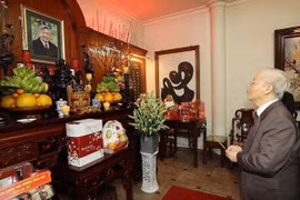 Máximo dirigente partidista vietnamita rinde homenaje a los exlíderes del país