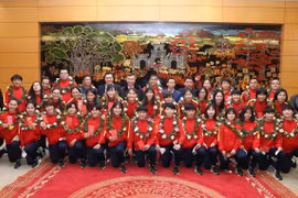 Presidente del Parlamento vietnamita felicita a selección femenina de fútbol por sus destacados logros