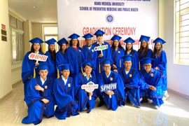 Otros estudiantes se gradúan del programa internacional de salud pública en Vietnam