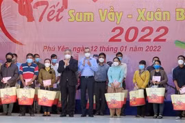 Entregan regalos por el Tet a trabajadores desfavorecidos en provincia vietnamita
