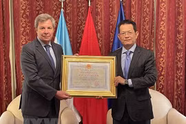 Otorgan Orden de amistad a exembajador argentino en Vietnam