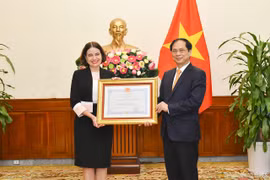 Entregan Orden de Amistad a la embajadora de Australia en Vietnam