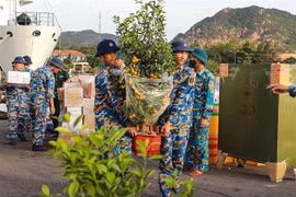Brindan regalos a soldados de Truong Sa 