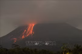 Cientos de personas evacuadas por erupción de volcán Merapi en Indonesia