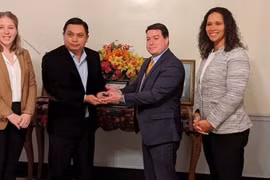 Estados Unidos devuelve antiguas herramientas de piedra a Laos