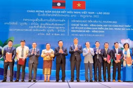 Hanoi y Vientiane promueven cooperación en inversión, comercio y turismo