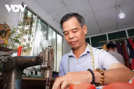 Un sastre apasionado por promover la túnica tradicional “ngu than” entre jóvenes