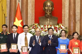 Presidente se reúne con destacados del movimiento de emulación patriótica de Vinh Long