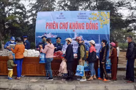 Entregan obsequios por el Tet a oficiales y pobladores en isla vietnamita 