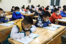 Alumnos hasta sexto grado regresan a las escuelas en Hanoi