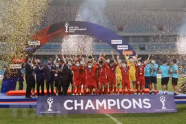 Dirigentes vietnamitas felicitan a selección de fútbol sub-23 por ganar campeonato regional