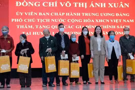Vicepresidenta vietnamita entrega regalos a familias beneficiarias de políticas preferenciales