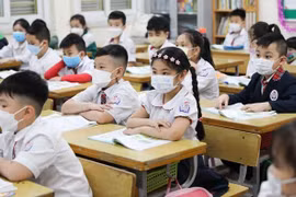 Estudiantes de primero a sexto grado en Hanoi retornaron a escuelas