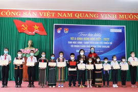 Entregan becas a alumnos con escasez económica en provincia vietnamita