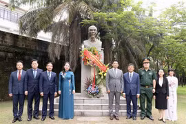Vicepresidenta vietnamita colora ofrendas florales ante monumento del Presidente Ho Chi Minh en Filipinas