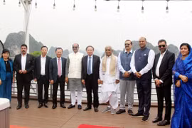 Presidente de Cámara Baja del Parlamento indio visita Bahía de Ha Long de Vietnam