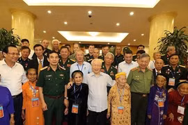 Vietnam presta atención a personas con méritos revolucionarios, afirma máximo dirigente partidista