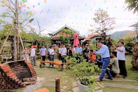 Capacitan a miembros de minorías étnicas de Vietnam sobre conservación forestal sostenible