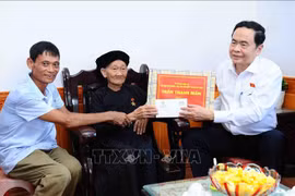 Rinden tributo a las familias con méritos revolucionarios en Cao Bang