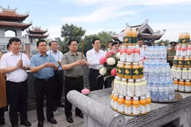 Premier de Vietnam rinde tributo al Presidente Ho Chi Minh y mártires del país