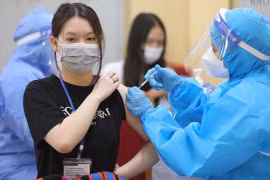 Insta premier de Vietnam a intensificar vacunación contra COVID-19