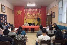 Embajador vietnamita se reúne con comunidad de coterráneos en Francia