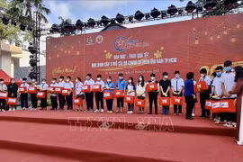 Obsequian regalos del Tet a niños afectados por el COVID-19 en Ciudad Ho Chi Minh