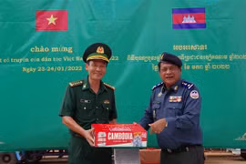 Camboya entrega regalos del Tet a fuerzas armadas de provincia vietnamita de Tay Ninh