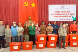 Ofrecen ayuda a pobres afectados por tormenta Noru en provincia de Quang Ngai
